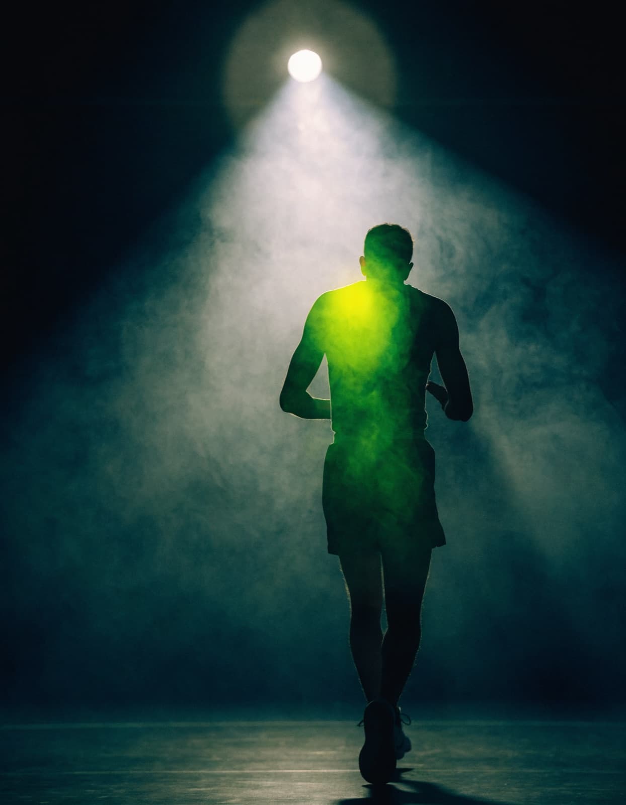 Atleta in campo sotto la luce