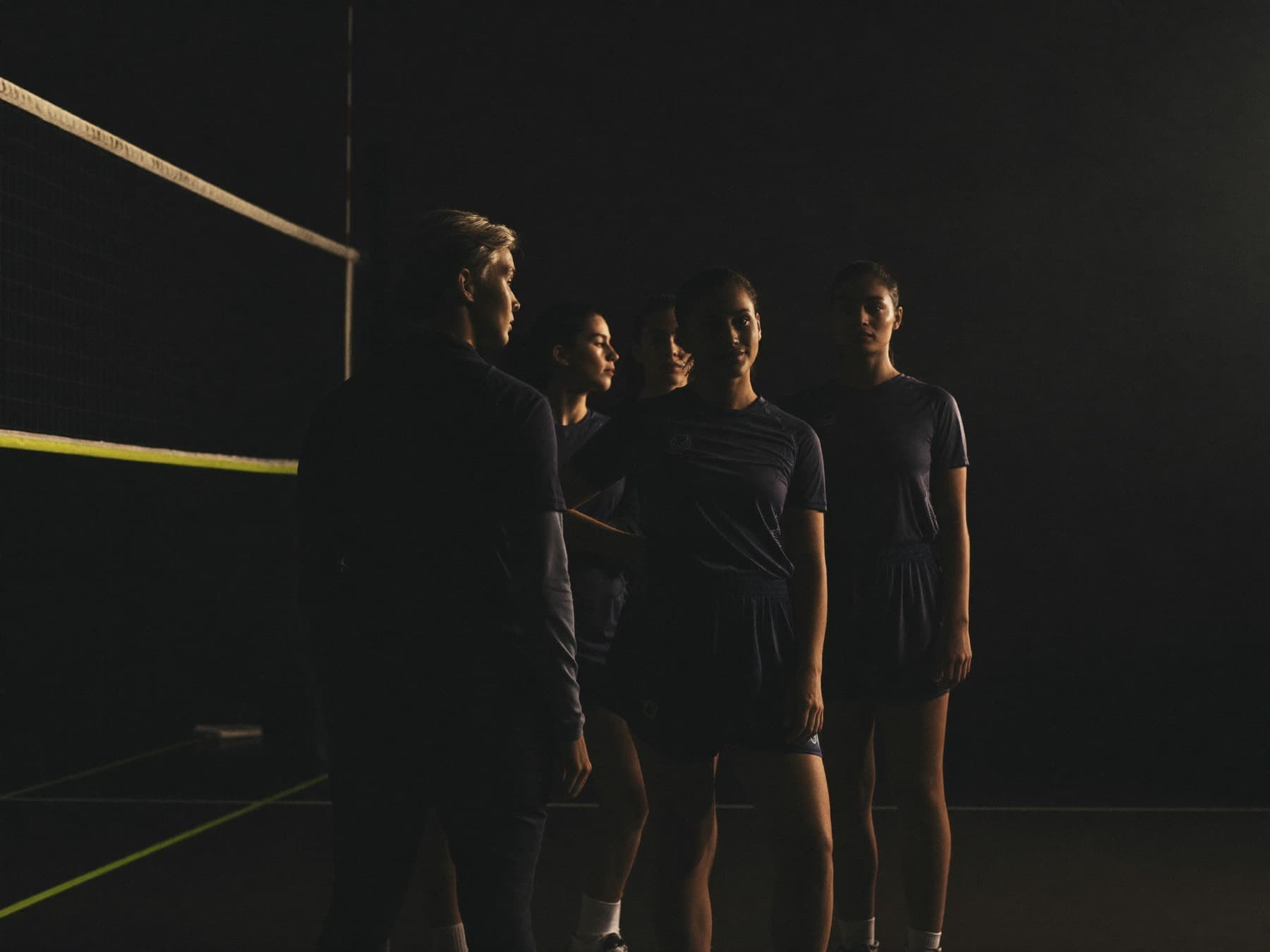 Squadra di pallavolo riunita in palestra