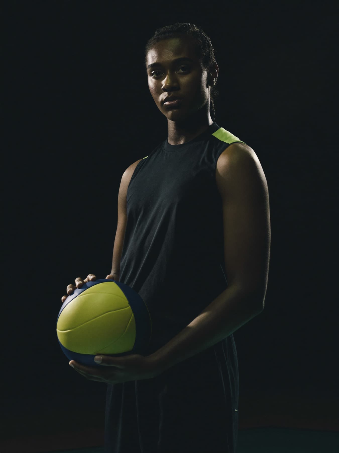 Atleta di pallavolo con il pallone, pronta a giocare