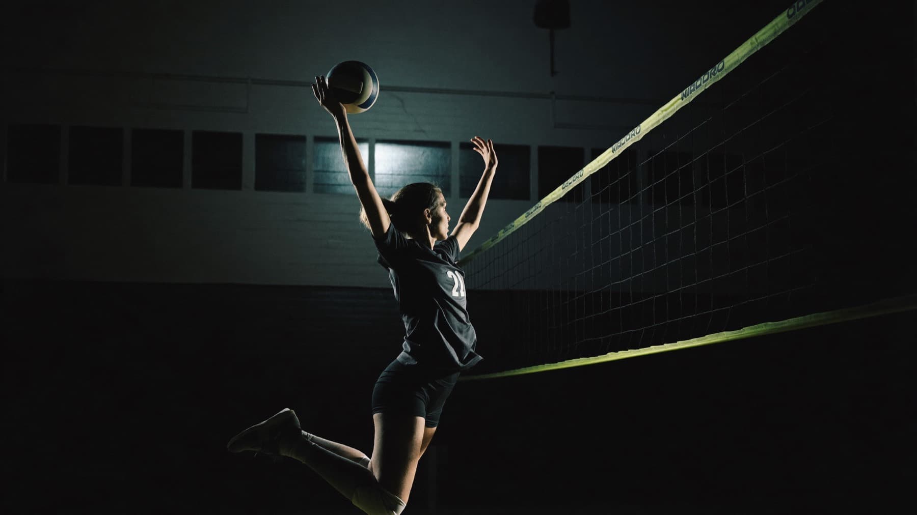 Atleta di pallavolo in elevazione per la schiacciata a rete